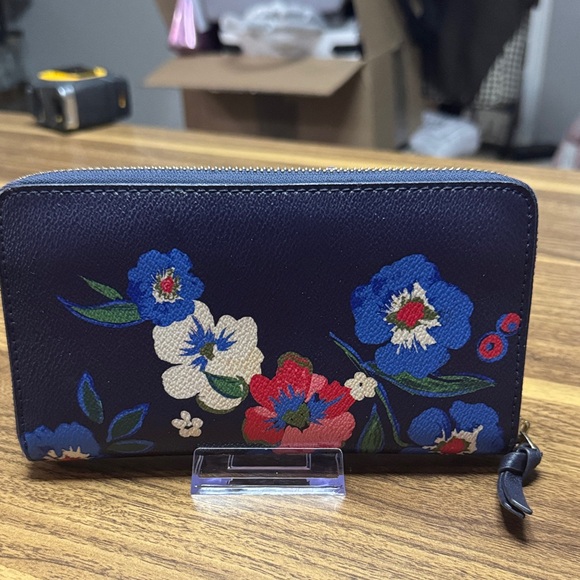 Tory Burch Dark Blue Floral Zip Wallet - Picture 2 of 8